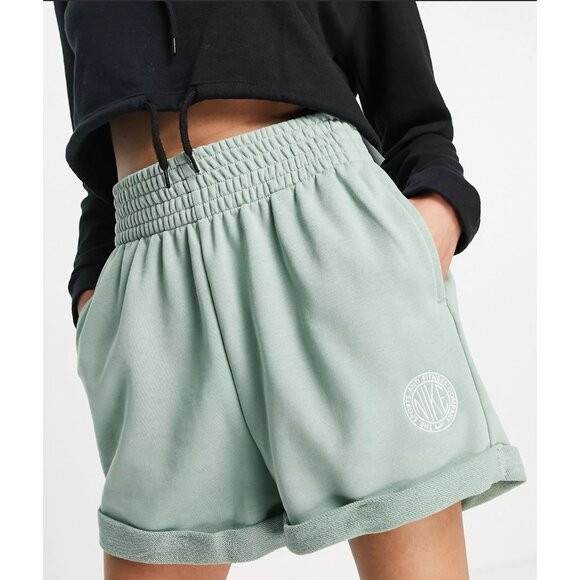 Nike‎ NSW Fleece Tech Shorts Green Women S Standard Fit Roll Up Pockets DN4956 - Picture 1 of 13